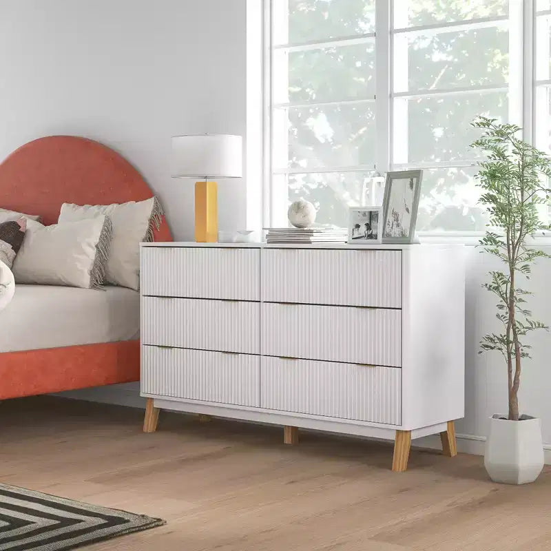 Commode double 6 tiroirs avec façades cannelées, poignées dorées et cinq pieds en bois, blanche, 54W