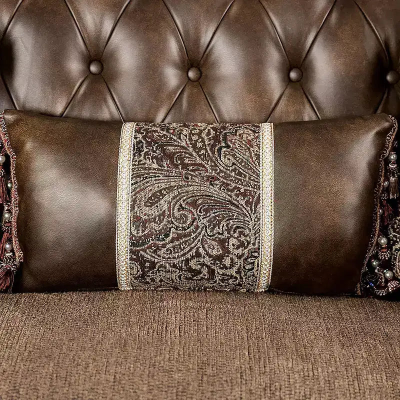 Canapé traditionnel de 90 po, capitonné, garniture cloutée, similicuir + polyester, capacité de 750 lb, 5 coussins décoratifs