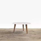 Table basse ronde 24", plateau MDF blanc cassé, pieds tripodes effilés en bois de manguier, capacité 20 kg, aucun assemblage requis
