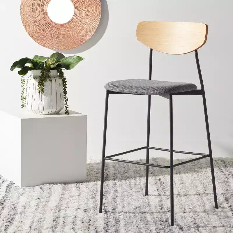 Tabouret de bar, dossier en noyer, assise en polyester noir, structure en fer, repose-pieds, hauteur d'assise 76 cm, capacité 113 kg