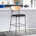 Tabouret de bar, dossier en noyer, assise en polyester noir, structure en fer, repose-pieds, hauteur d'assise 76 cm, capacité 113 kg