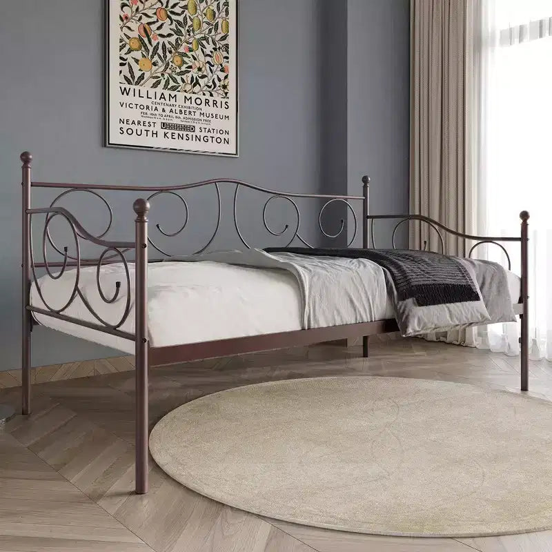 Lit de repos en métal avec détails de finition, support en bois à 12 lattes, finition par revêtement en poudre, capacité de 136 kg, noir/blanc/marron